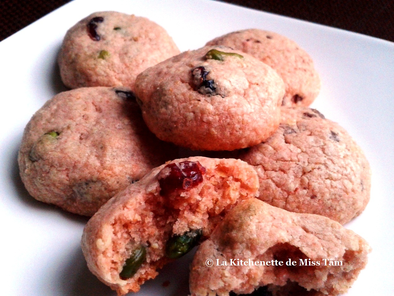 La Kitchenette de Miss Tâm Cookies aux biscuits roses de Reims, canneberges et pistaches