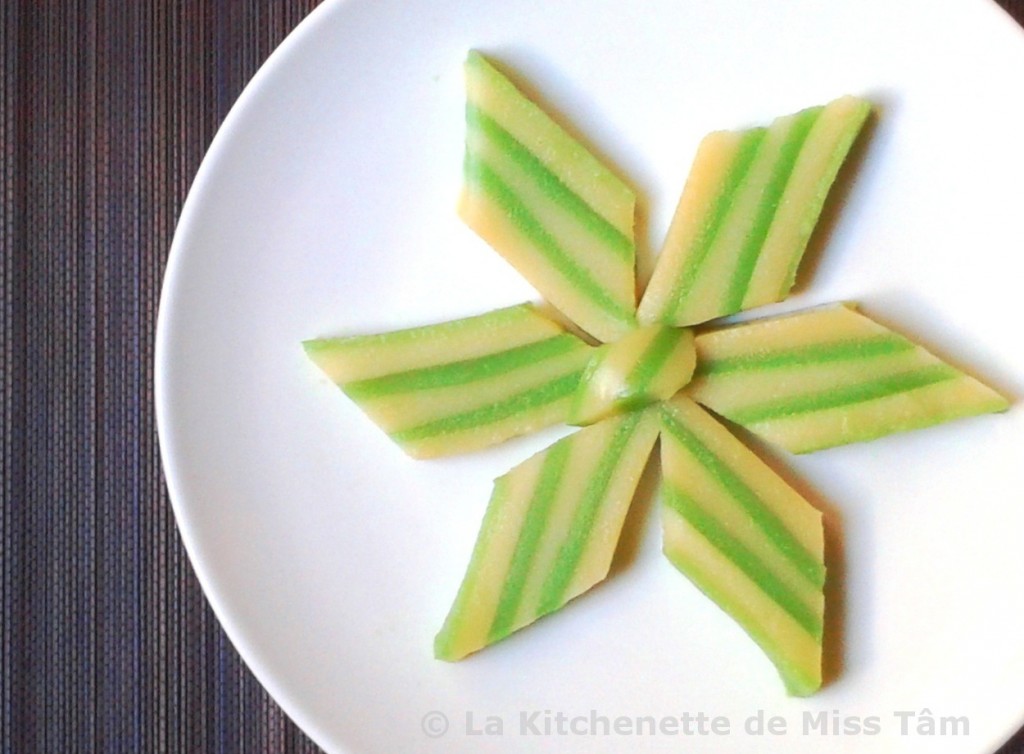 Gâteau vapeur aux haricots mungo et feuilles de pandanus (Bánh da lợn
