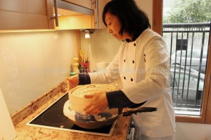Margot Zhang dans sa cuisine